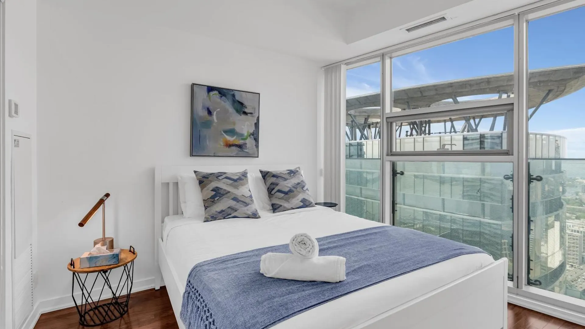Elegant Rogers Center Suites With 1 Free Parking Toronto